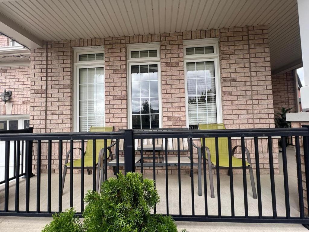 Apartment B 2 Bedroom Brampton Luaran gambar